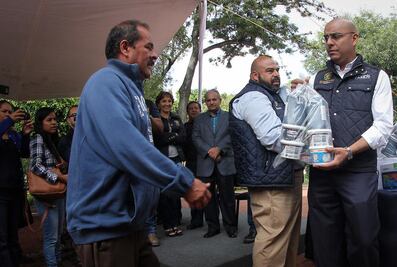 Marcos Aguilar entrega kits  a los limpiadores de calzado
