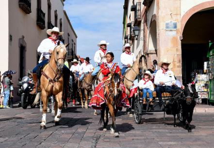 Inician los festejos patrios; queretanos reviven la Cabalgata Histórica realizó Ignacio Pérez