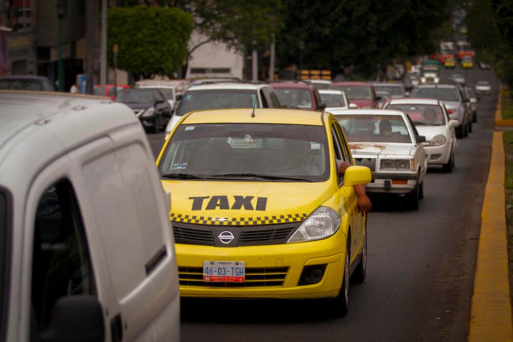 Choferes reconocen que el servicio es muy caro y malo en Querétaro; “un taxi amarillo te puede cobrar diferentes tarifas por un mismo trayecto”, dicen (ARCHIVO. EL UNIVERSAL)