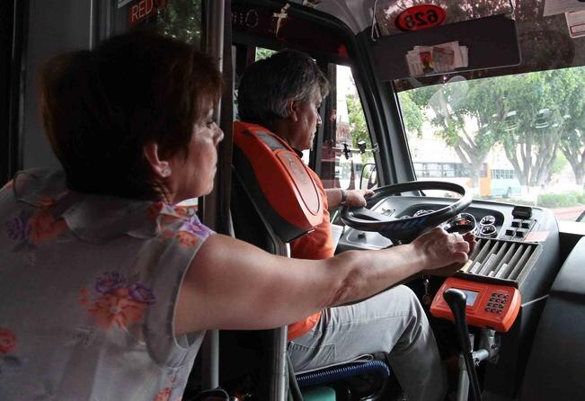 Autoridades estatales anunciaron que con la llegada de nuevas unidades de transporte los usuarios podrán pagar el pasaje con una tarjeta de prepago, lo que ayudará a evitar fugas de dinero para los concesionarios. (CÉSAR GÓMEZ. EL UNIVERSAL)