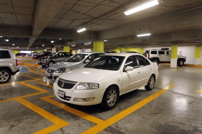 En el municipio de Querétaro existen 141 plazas comerciales, de las cuales 70% no cumplen con los requisitos de seguridad establecidos en el reglamento (CESAR GOMEZ. EL UNIVERSAL)
