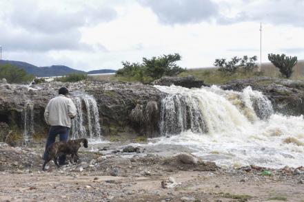 A pesar del riesgo de desborde, visitan la presa Centenario en Tequisquiapan