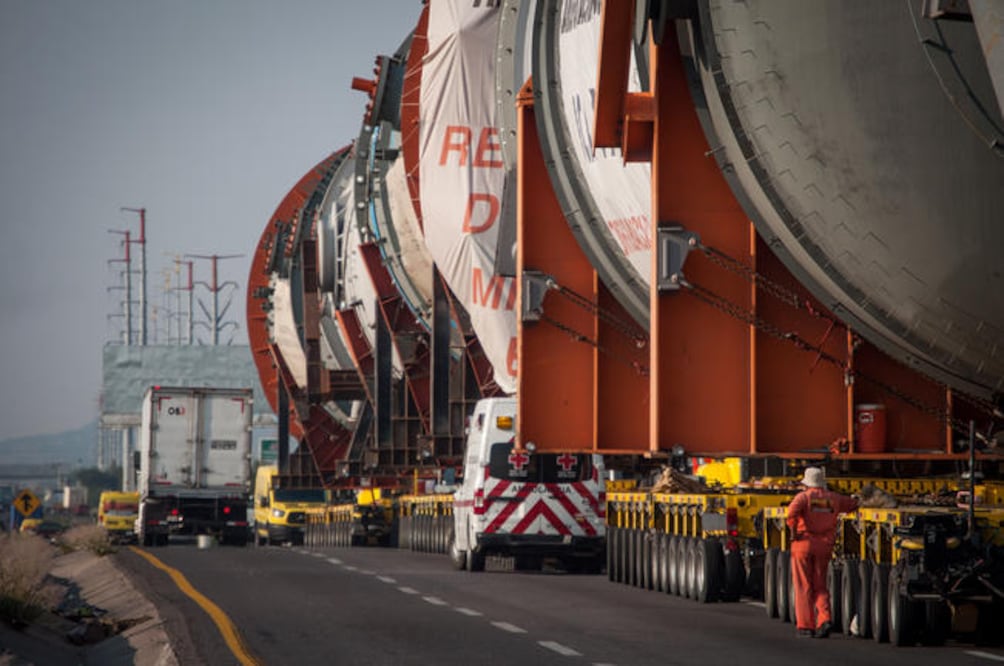 Los tanques, que se dirigen a la refinería de Tula, Hidalgo, llegaron a Tequisquiapan sobre la carretera estatal 200 la madrugada del jueves (ARCHIVO EL UNIVERSAL)