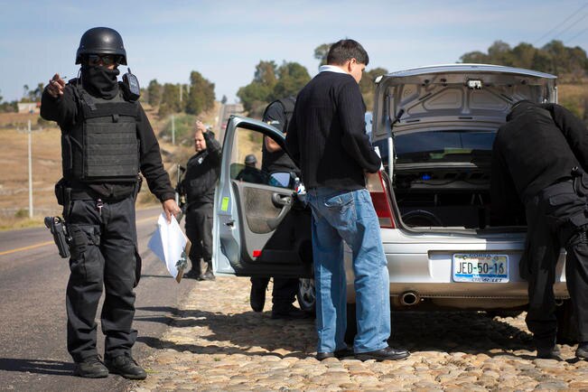 Blindan carreteras del estado por asesinato de jefe policiaco