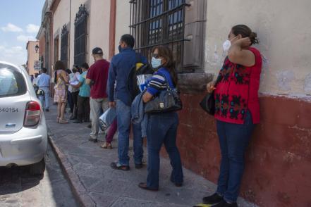 Crece la demanda de becas; padres esperan horas para tramitar apoyos educativos