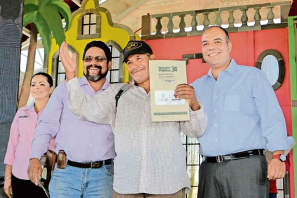 Entrega capital 82 terrenos a trabajadores