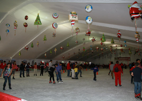 Más de 10 mil disfrutan la pista de hielo