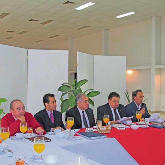 Buscan que universitarios tengan cédula profesional