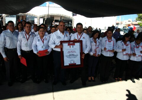 Entregan certificado en Félix Osores 