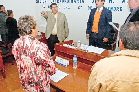 Rinde protesta como regidor en El Marqués