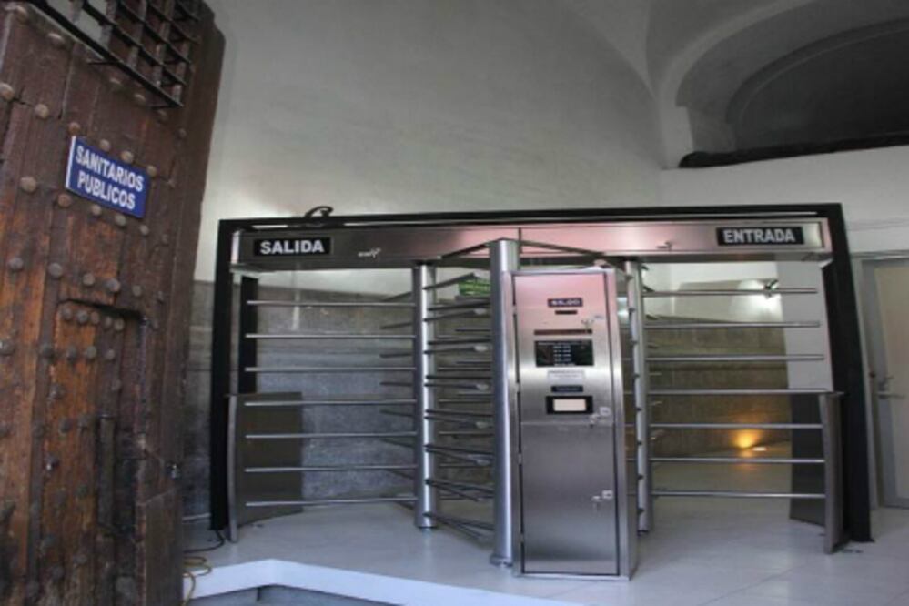 Discuten manejo de baños públicos