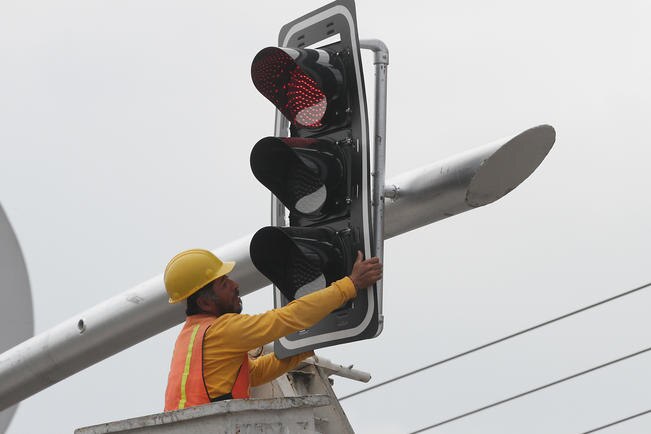 Inicia instalación de  nuevos semáforos
