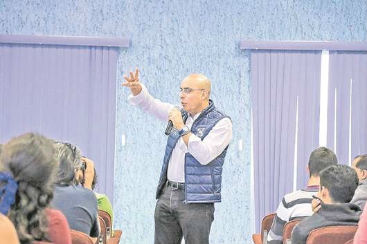 Se reúne con jóvenes