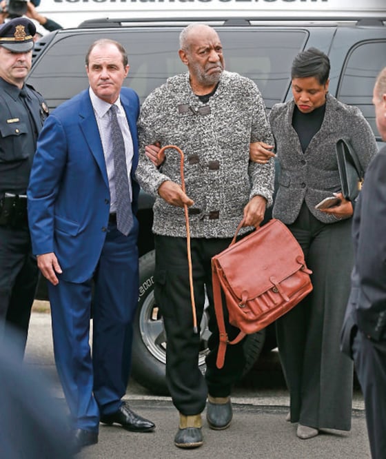 Cosby sale bajo fianza con 1 mdd