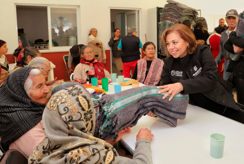 Comienza DIF entrega de cobijas en la capital queretana