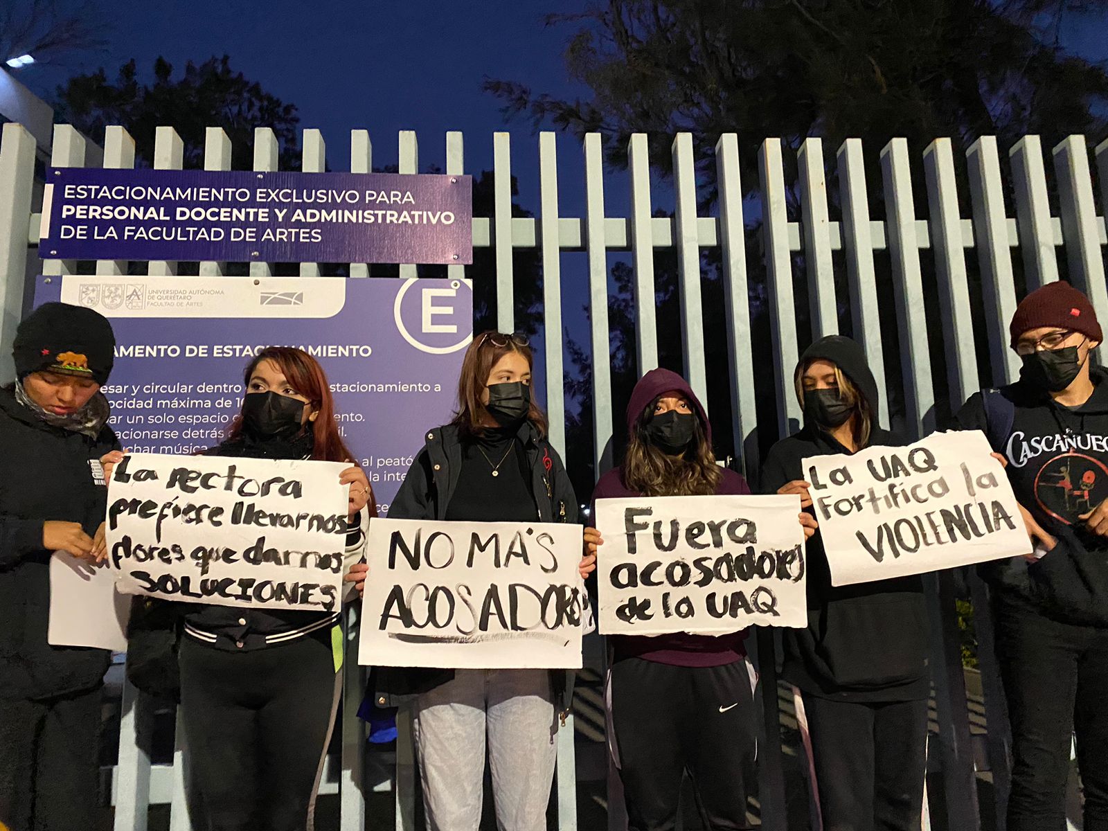 Estudiantes toman las instalaciones de la UAQ; exigen la expulsión de presunto agresor