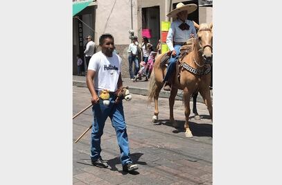Hombre se sube a caballitos de madera y se une a la cabalgata; se vuelve viral en Querétaro