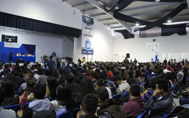 Las preguntas formuladas por la comunidad de bachilleres dirigidas a los candidatos fueron enfocadas a conocer sus motivos para ser rector. (ESPECIAL)