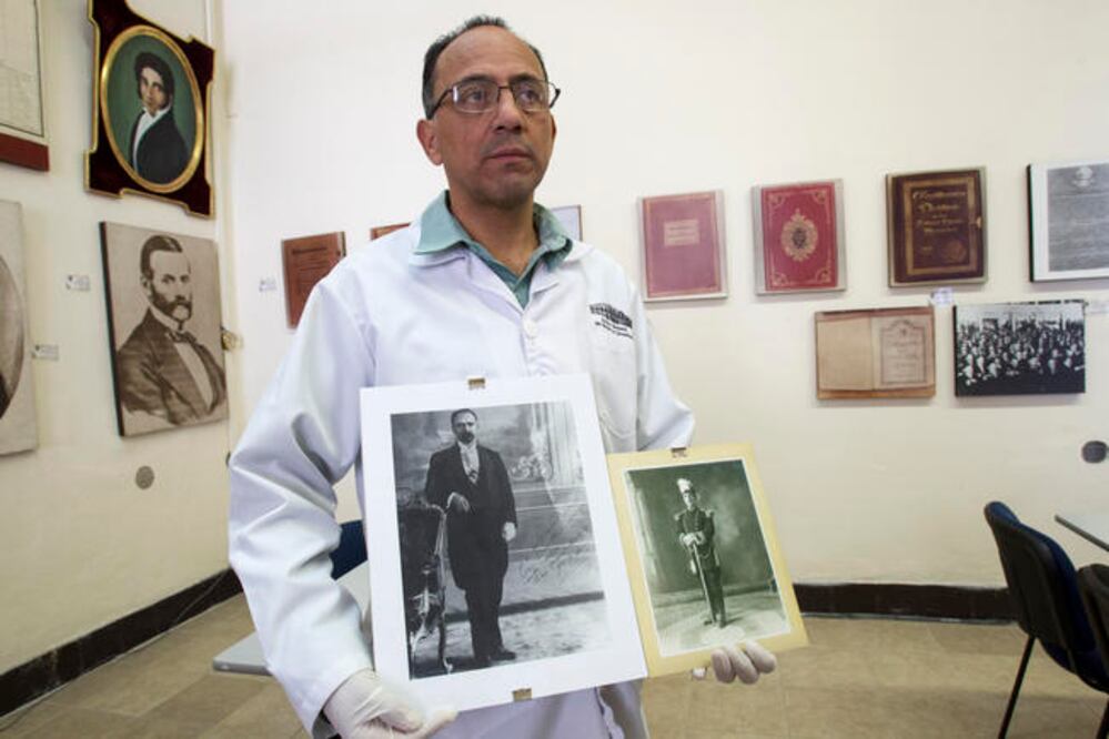 Norberto Rodríguez Carrasco, jefe de Sección de Acervos del Archivo Histórico, es el encargado de preservar el orden en los documentos que se resguardan. / Foto: DEMIAN CHÁVEZ