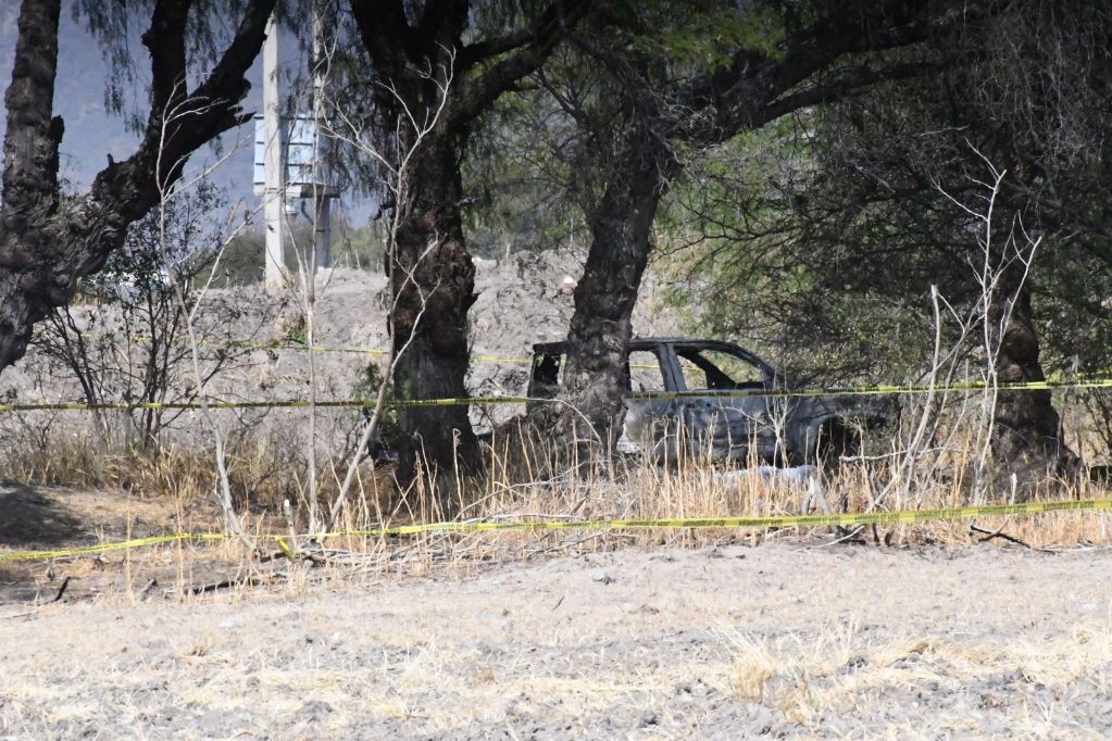 Hallan presuntos restos humanos en una camioneta calcinada en El Marqués