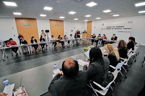Entablan diálogo por los derechos humanos