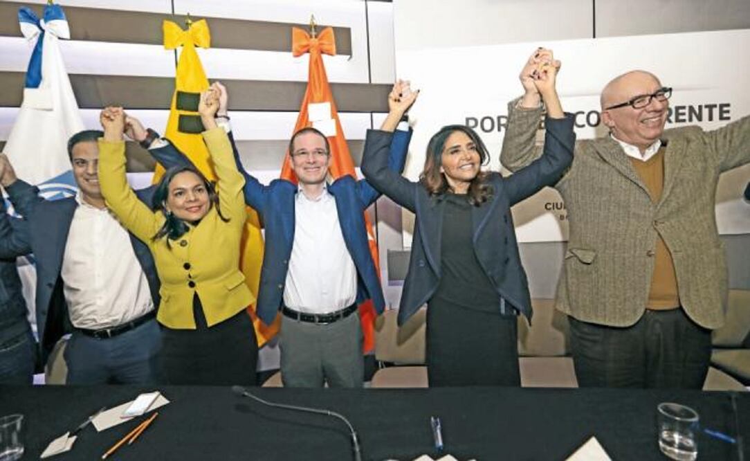 Los líderes del PAN, Ricardo Anaya; PRD, Alejandra Barrales, y MC, Dante Delgado, registraron su coalición Por México al Frente, ante el INE. (VALENTE ROSAS. EL UNIVERSAL)
