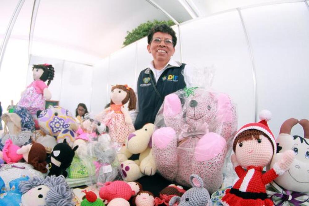 esde hace 19 años Juana se dedica a elaborar muñecas. Sólo estudió hasta la secundaria “porque no se acostumbraba a que la mujeres fueran a la escuela” (FOTOS: CÉSAR GÓMEZ. EL UNIVERSAL)