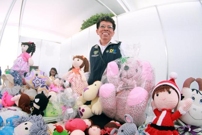 esde hace 19 años Juana se dedica a elaborar muñecas. Sólo estudió hasta la secundaria “porque no se acostumbraba a que la mujeres fueran a la escuela” (FOTOS: CÉSAR GÓMEZ. EL UNIVERSAL)