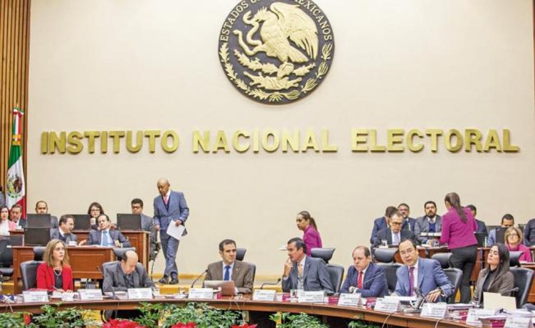 Especialistas señalan que los ciudadanos no se sienten representados por qu ie n es integran el INE ni por las decisiones que toma el Tribunal Electoral. (ARCHIVO EL UNIVERSAL)
