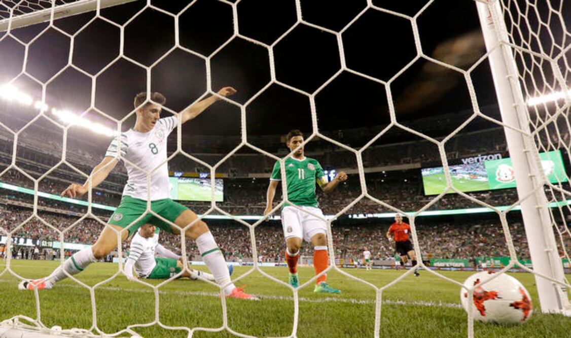 Carlos Vela mostró sangre fría para poner el 3-0. (JULIO CORTEZ. AP)