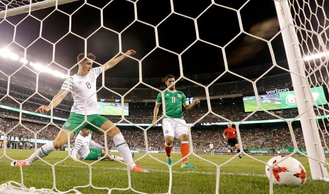 Carlos Vela mostró sangre fría para poner el 3-0. (JULIO CORTEZ. AP)