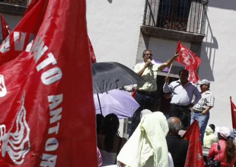 Marchan antorchistas