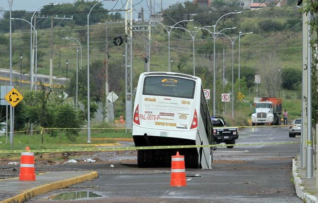 Por las fuertes lluvias del mes de septiembre, se abrió un socavón en la calle Camelinas, avenida por la que se ingresa al pueblo de Jurica (ARCHIVO EL UNIVERSAL)