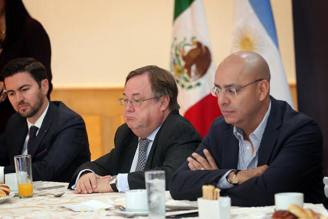 El presidente municipal de Querétaro, Marcos Aguilar Vega, se reunió con empresarios argentinos con el objetivo de reflejar fortalezas y áreas de oportunidad de cada país en cuanto a importaciones y exportaciones a nivel nacional. (LUIS SÁNCHEZ)