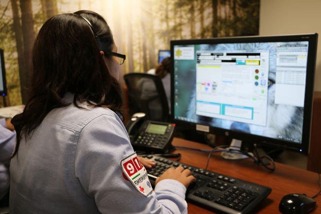 Para lograr canalizar las llamadas de emergencia se requiere dotar a los trabajadores de intervención en crisis y manejo positivo del estrés, técnicas de entrevista e interrogatorio aplicados a la operación de la línea. (ESPECIAL)
