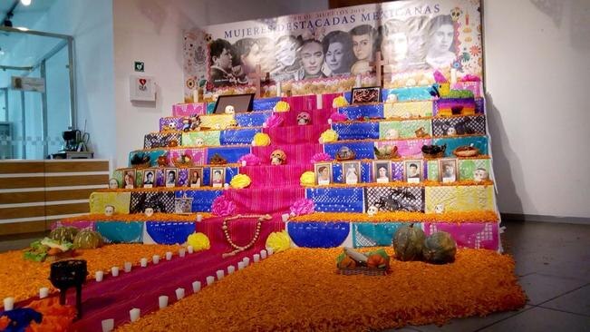 Instalan altar de muertos en el Congreso