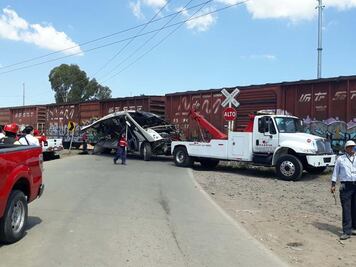 Chofer que quiso ganarle al tren deberá pagar 4.5 mdp