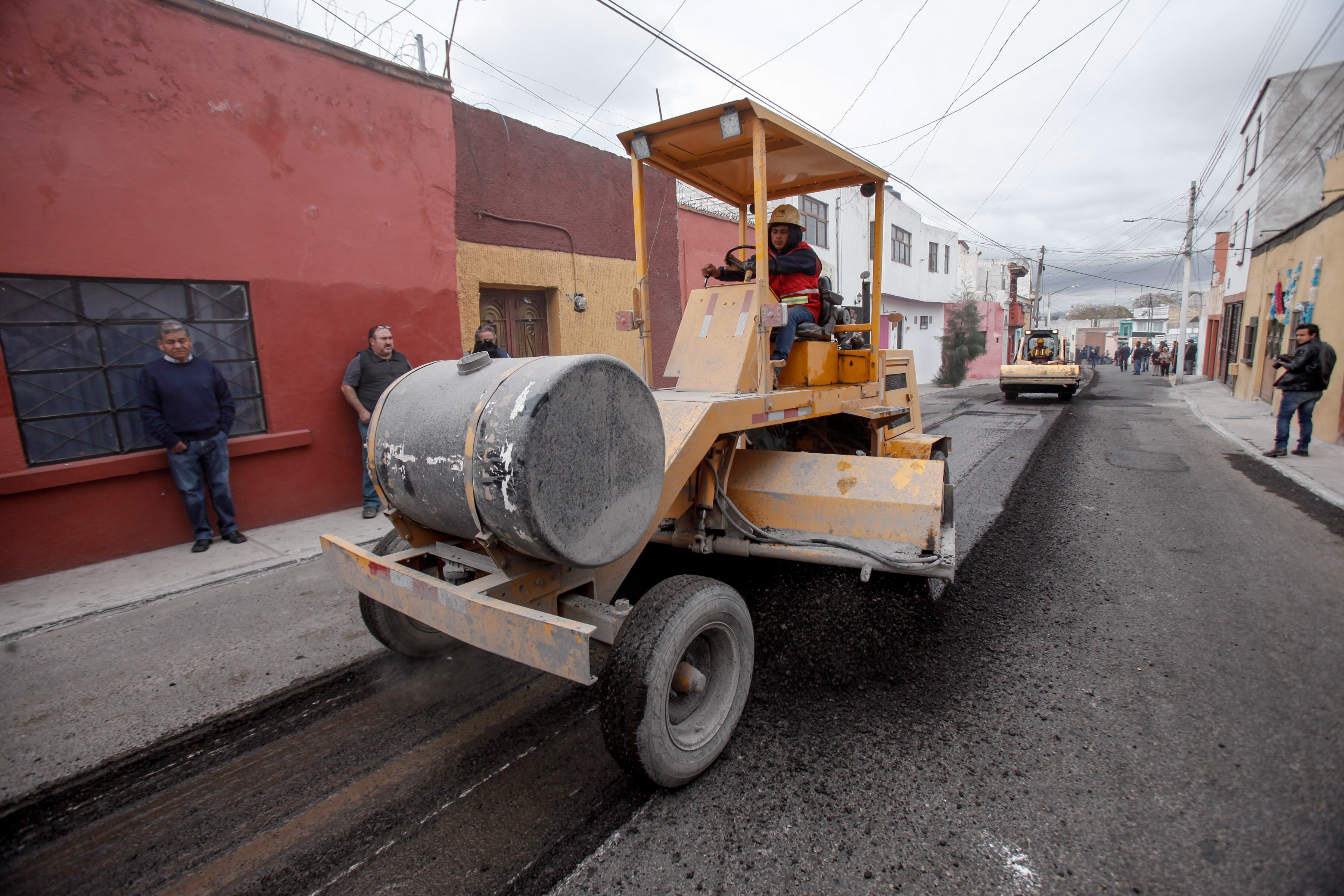 Repavimentan calles en la capital