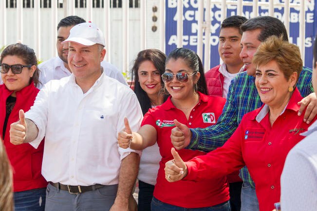 Francisco Pérez Rojas (primero de izquierda a derecha), candidato por el PRI al municipio de Querétaro, encabezó la celebración por los 89 años de la fundación del partido tricolor (DEMIAN CHÁVEZ. EL UNIVERSAL)