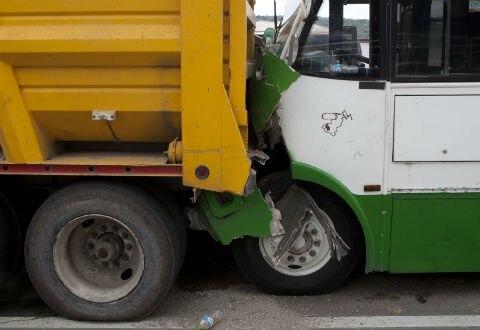 Choca camión de pasajeros