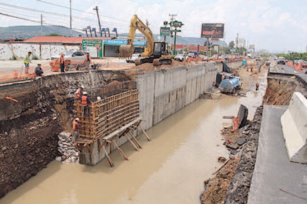 Inicia construcción vial en Paseo de la República