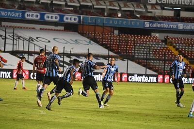 Igualada que sabe a poco; Gallos y Chivas empatan a dos goles