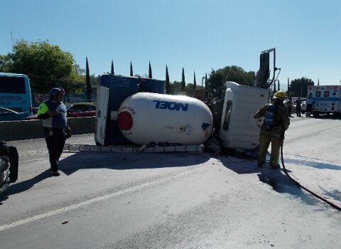 Vuelca pipa frente a CEA;  evacuan edificio
