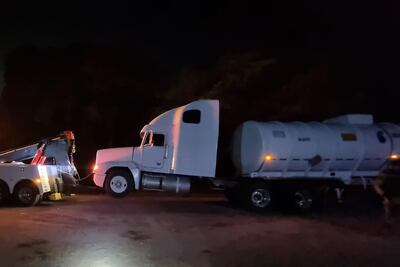 Aseguran a tres hombres y tractocamión con presunta carga de hidrocarburo en San Juan del Río