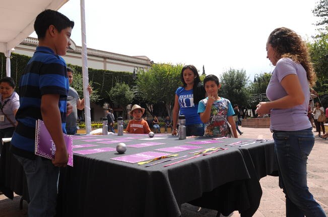 La Jornada Cívico-Lúdica del IEEQ se llevó a cabo este domingo en la Plaza de Armas de la capital queretana, donde se realizaron juegos con familias (RICARDO LUGO. EL UNIVERSAL)