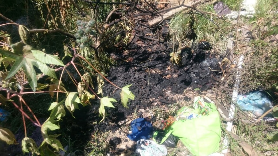 Hombre prende fogata en baldío y se queda dormido
