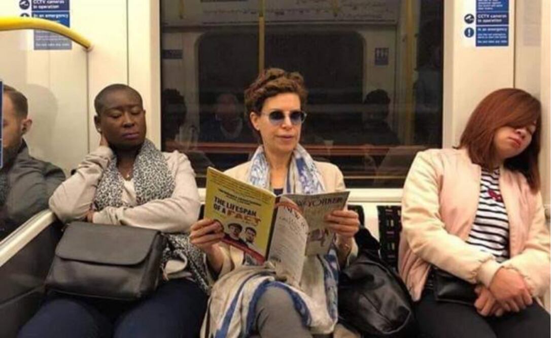 Karime Macías en el Metro de UK Londres. Foto: Especial