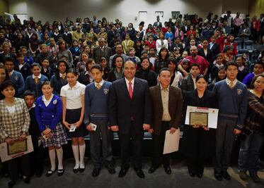 Reconocen a 180 alumnos por la prueba ENLACE