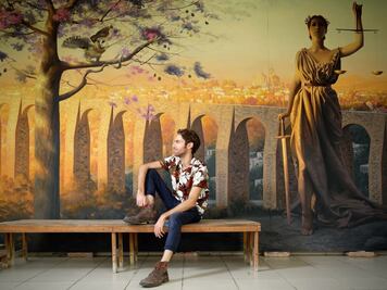 Diego Glazer pinta un mural para el Tribunal de Justicia