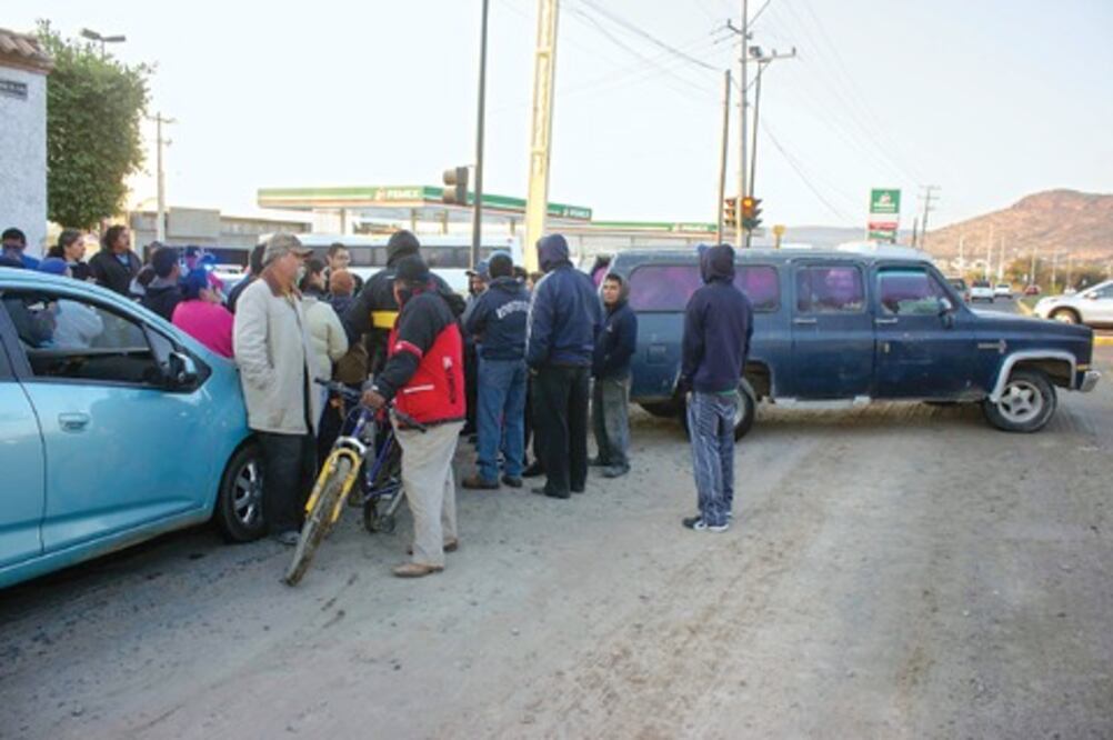 Bloquean avenida por retraso de obra